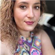 Maestra de Educación imparte clases a alumnado entre 6 y 12 años